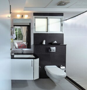 Ducha, cabezal de ducha tipo lluvia, toallas