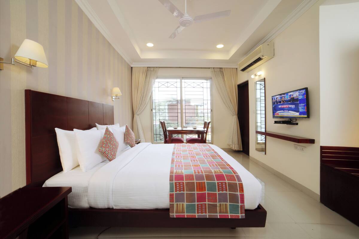 Executive Room | 1 bedroom, in-room safe, blackout drapes, iron/ironing board
