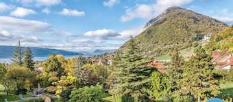 Les Coteaux - Family house with lake view.