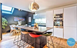 Fridge, dishwasher, coffee/tea maker, cookware/dishes/utensils - Magnificent Apartment T3 - Near the lake of Annecy (Menthon-Saint-Bernard)