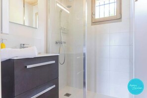 Een haardroger, handdoeken, zeep, shampoo