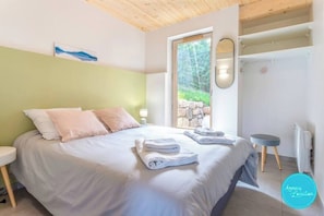 3 bedrooms, iron/ironing board, free WiFi, bed sheets