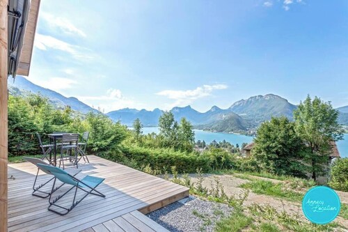 Magnificent Chalet : lake and mountain view.