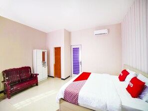 Desk, free WiFi, bed sheets - OYO 91283 Sg Premium Guest House (Medan)