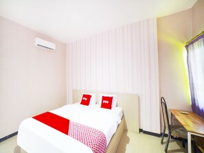 Deluxe Studio | Desk, free WiFi, bed sheets - OYO 91283 Sg Premium Guest House (Medan)