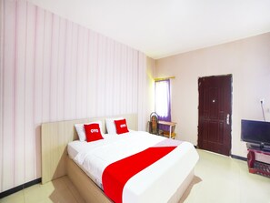 Desk, free WiFi, bed sheets - OYO 91283 Sg Premium Guest House (Medan)