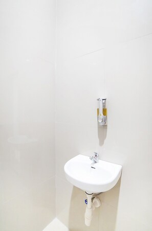 Shower, towels - OYO 91283 Sg Premium Guest House (Medan)