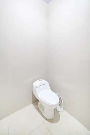 Shower, towels - OYO 91283 Sg Premium Guest House (Medan)