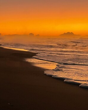 Beach nearby - Stylish 2 bedroom Guesthouse - 1 minute from the beach. (Mitchells Island)