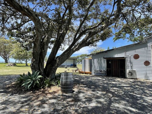 Stylish 2 bedroom Guesthouse - 1 minute from the beach.