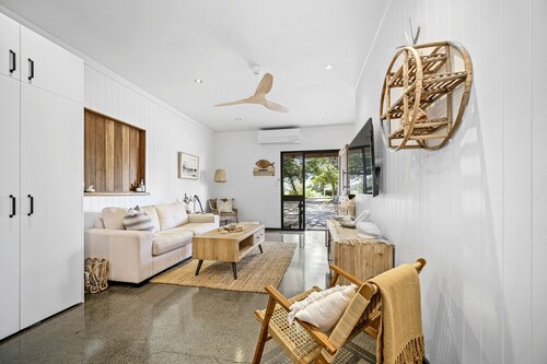Stylish 2 bedroom Guesthouse - 1 minute from the beach.