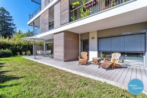 Outdoor dining - TERRE EO T5 On the ground floor-near the lake (Menthon-Saint-Bernard)