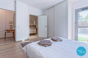 3 slaapkamers, een strijkplank/strijkijzer, gratis wifi, beddengoed