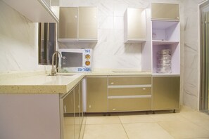 Economy Room, 1 Bedroom, Microwave, Annex Building | Private kitchen | Mini-fridge, microwave, stovetop, dishwasher