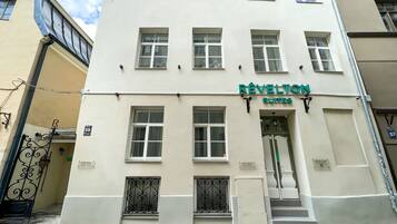 A building with a sign reading "Révelton Suites".