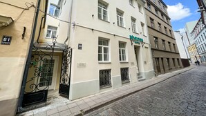 Un edificio de varios pisos con un letrero que dice "Révolution Suites".