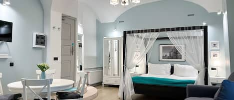 Suite | In-room safe, blackout drapes, soundproofing, iron/ironing board