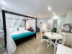 Suite | 1 bedroom, in-room safe, blackout curtains, soundproofing - Revelton Suites Riga (Riga)
