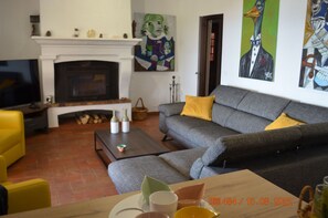 Smart TV, caminetto, impianto stereo