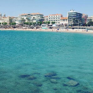On the beach, sun-loungers - VILLA ATYPIQUE AVEC VUE  IMPRENABLE A 180° FACE A LA MER CLIM WIFI (AGAY)