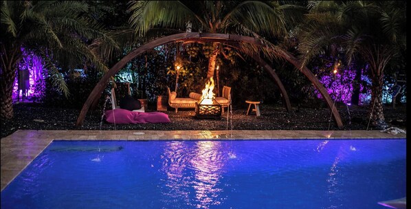 Utendørsbasseng og et oppvarmet basseng