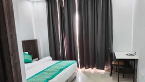 Une chambre à coucher avec un lit, un bureau et une chaise.