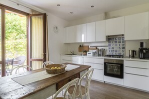 Fridge, oven, dishwasher, electric kettle - Villa Cuore with lake view and private pool (Salò)