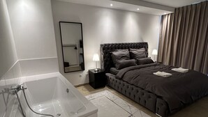Luxury Double Room | Egyptian cotton sheets, premium bedding, down comforters, desk - Adrett am Dom (Cologne)