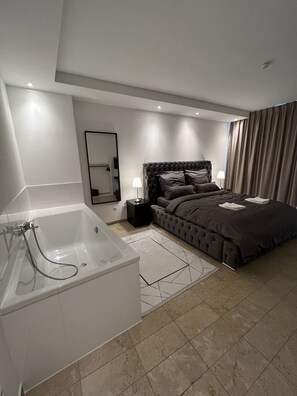 Luxury Double Room | Egyptian cotton sheets, premium bedding, down comforters, desk - Adrett am Dom (Cologne)