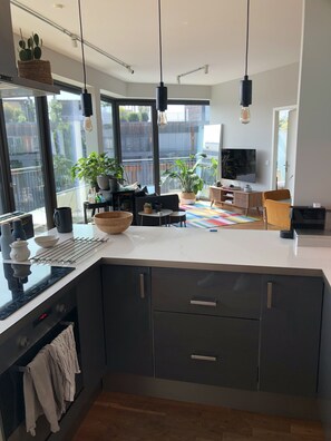 ثلاجة، ميكروويف، فرن، موقد طهي مسطح