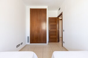 2 slaapkamers, een strijkplank/strijkijzer, gratis wifi, beddengoed