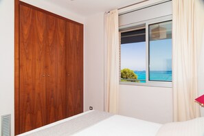 2 عدّة غرف نوم ومكواة/لوح كي وواي فاي مجانًا وملاءات أسرّة