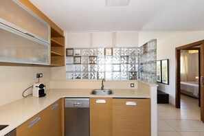 Coffee/tea maker, fridge, microwave, oven