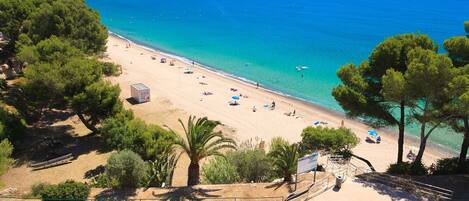Una spiaggia nelle vicinanze