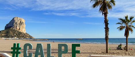 Vlak bij het strand, ligstoelen aan het strand