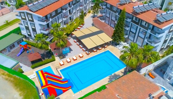 Una piscina al aire libre de temporada