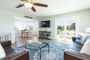 Smart-TV, DVD-spiller og bøker