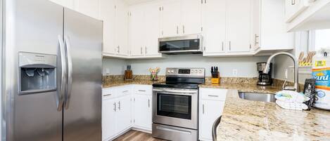 Refrigerador, microondas, horno, placa de cocina