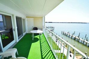 Outdoor dining - Thunder Island 16A-Baywater 39th St, Free WiFi, Pool, Elev, W/D, AC (Ocean City)