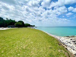 بالقرب من الشاطئ، كراسي للتشمس، مناشف للشاطئ