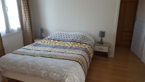 3 bedrooms, desk, iron/ironing board, free WiFi - Maison + Jardin à 10 mn à Pied de la mer (Les Sables-d'Olonne)