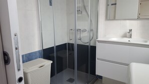 Dusche, Haartrockner, Seife, Toilettenpapier