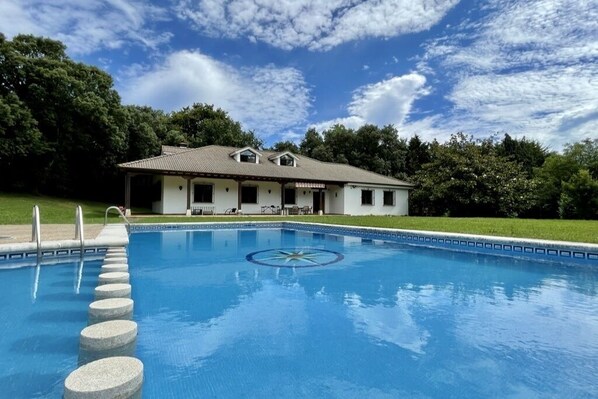 Outdoor pool - Villa by the sea. Privileged natural environment. (Somo)
