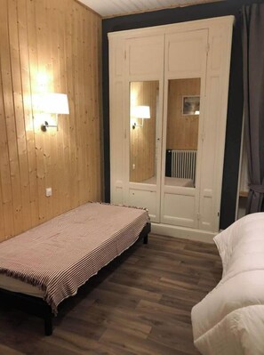 2 slaapkamers, een strijkplank/strijkijzer, reisbedje, gratis wifi