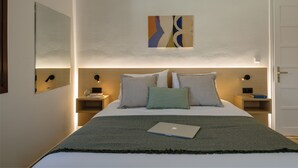 A neatly arranged bedroom with a bed, bedside tables, a laptop, and a wall-mounted abstract art piece. - Nami Villa Beach Front Airport by Airstay (Spata-Artemida)