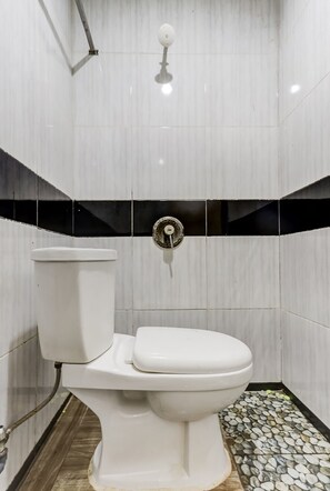 Deluxe Double Room | Bathroom | Shower, towels - OYO 91287 Jeje Homestay (Batam)