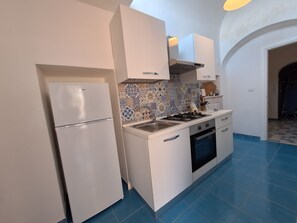 Jääkaappi, uuni, liesi, kahvin-/teenkeitin