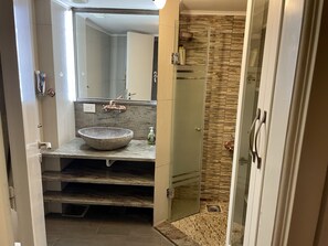 Douche, séchoir à cheveux, serviettes fournies, savon