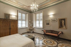 3 slaapkamers, een strijkplank/strijkijzer, gratis wifi, beddengoed