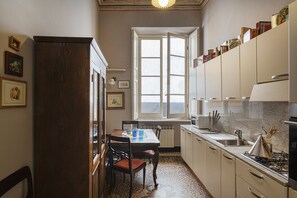 Een koelkast, een magnetron, een oven, een vaatwasser